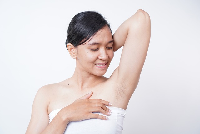 Femme qui sort de la douche après masque cheveux maison